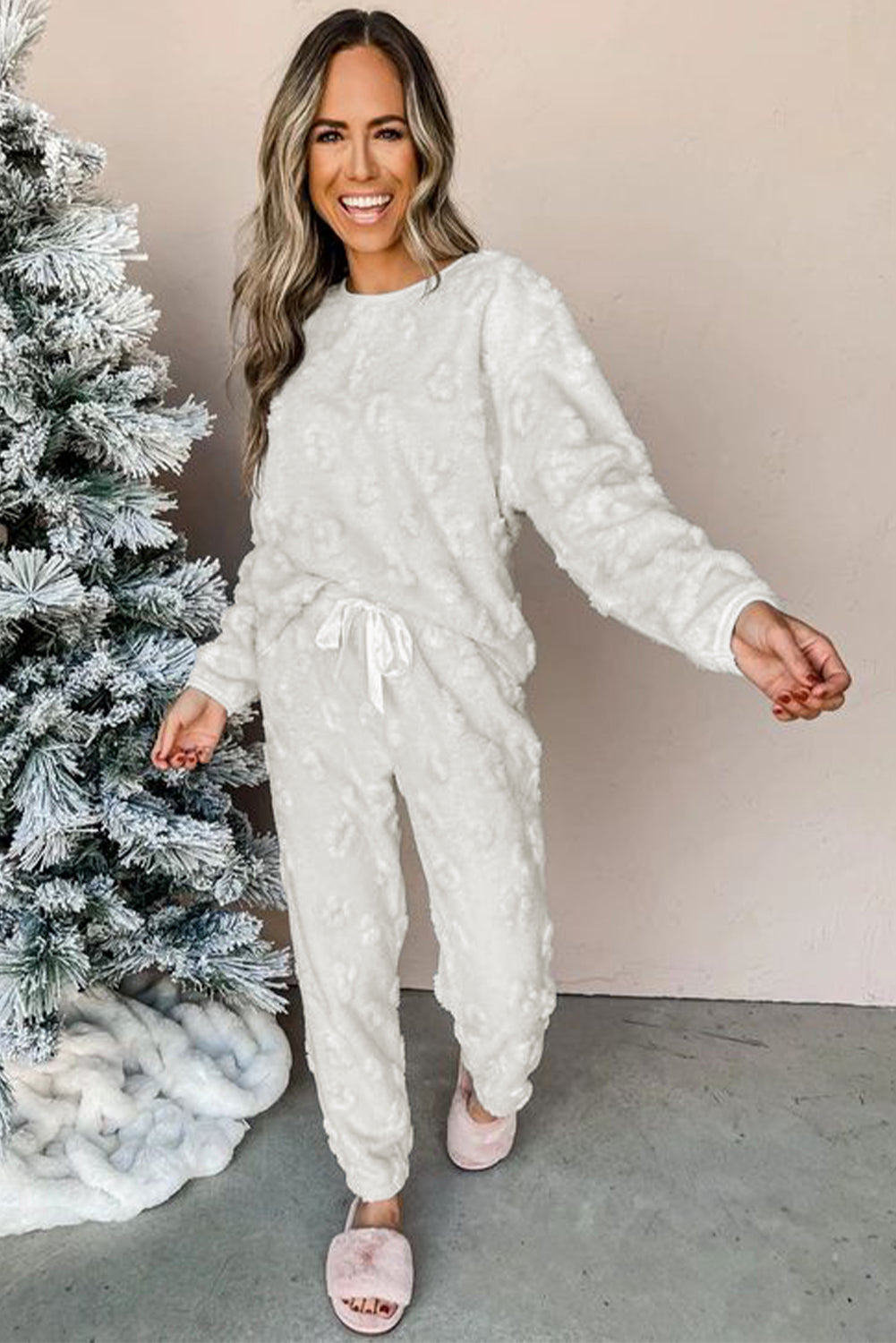Snowy Snuggle Lounge Set – Two-Piece Fuzzy Pullover & Pants