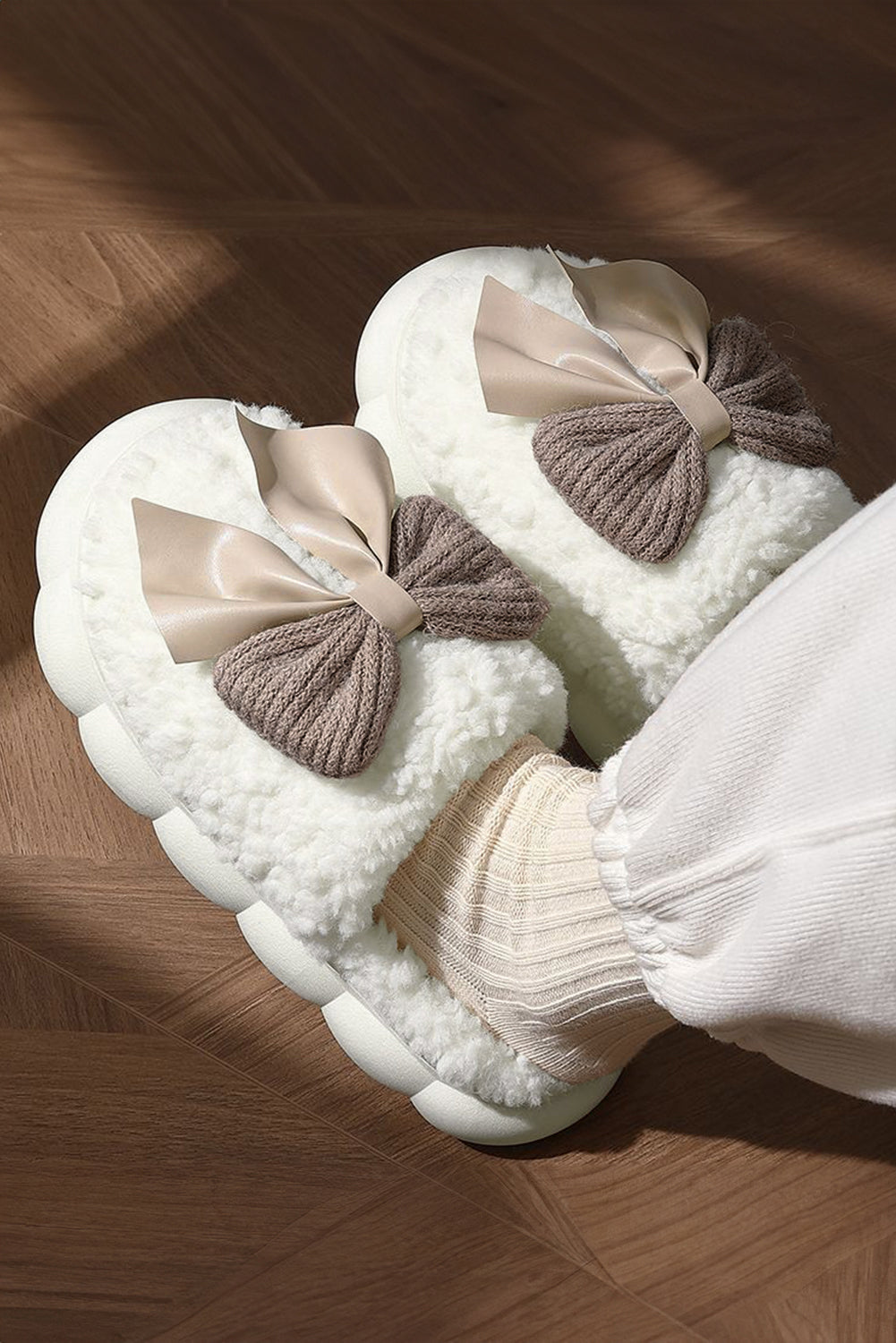White Bowknot Applique Plush Slippers