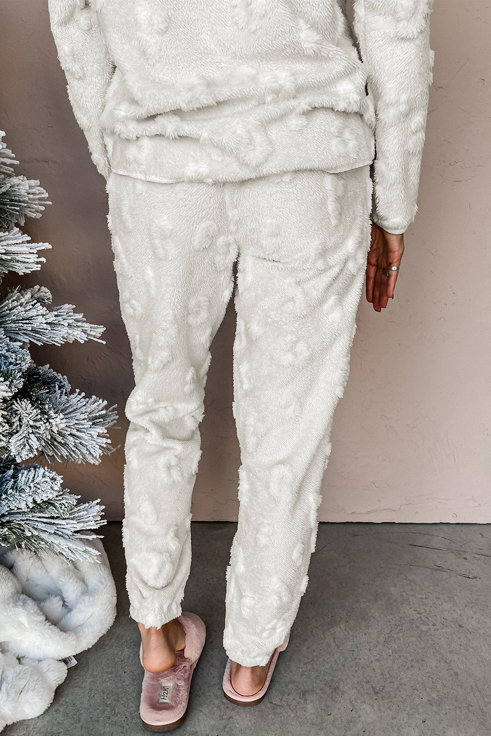 Snowy Snuggle Lounge Set – Two-Piece Fuzzy Pullover & Pants
